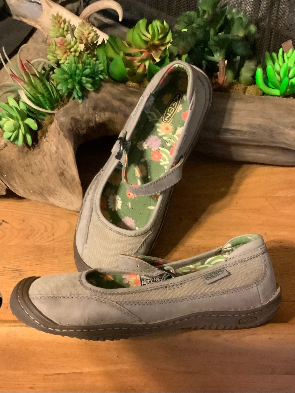 Keen Tan Canvas Mary Jane Shoes with Green Floral Insole - Picture 4 of 8